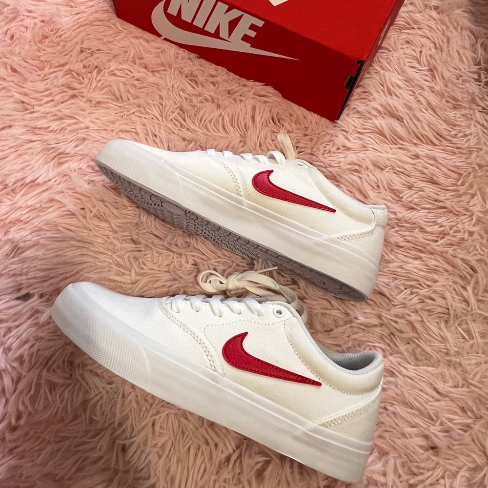 Nike Charge Canvas Size 8 NEW IN BOX
